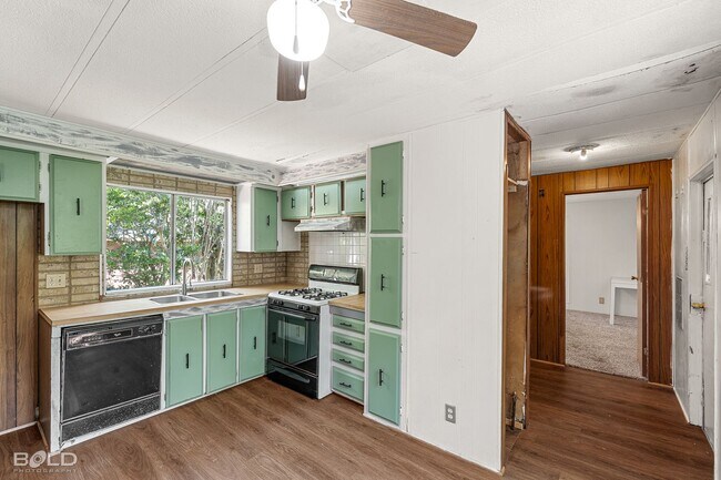 Building Photo - MOVE IN SPECIAL HALF OFF FIRST MONTHS RENT