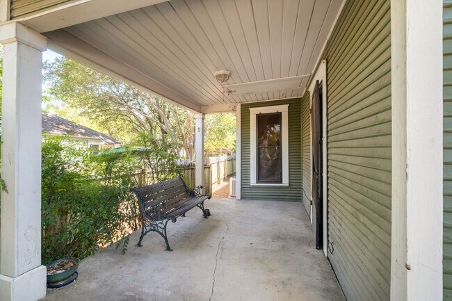 Building Photo - 4 Bedroom, 3 Bath in North Campus / Hyde Park