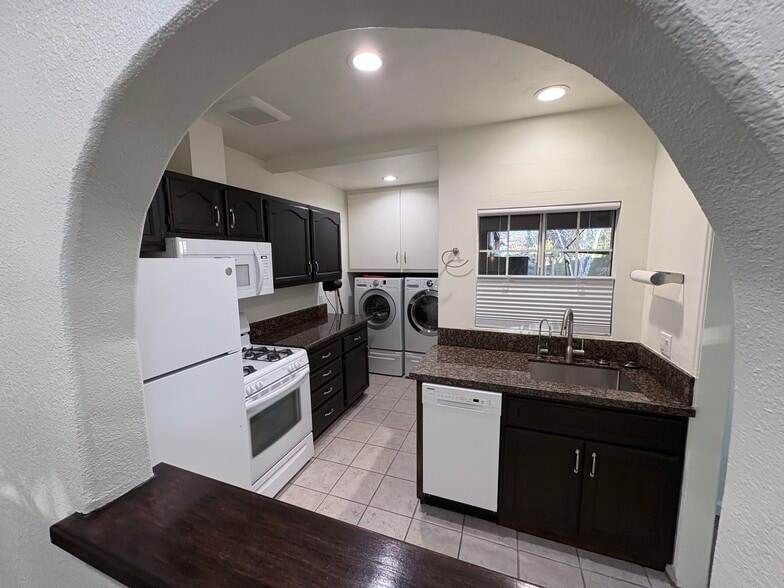 Building Photo - 2800 Tola Ave