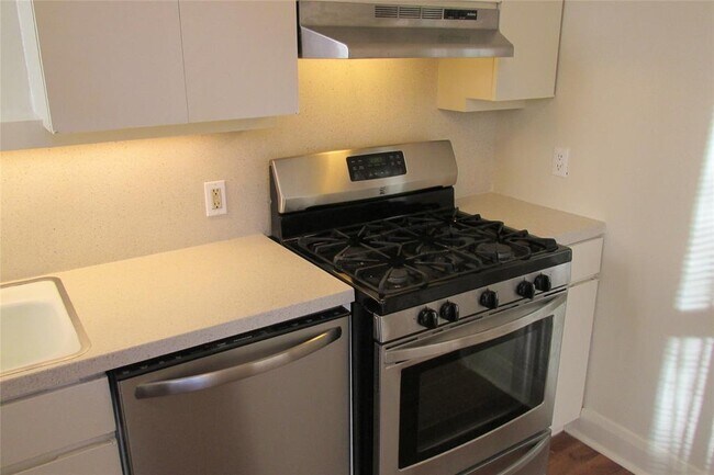 Building Photo - 800 San Antonio St