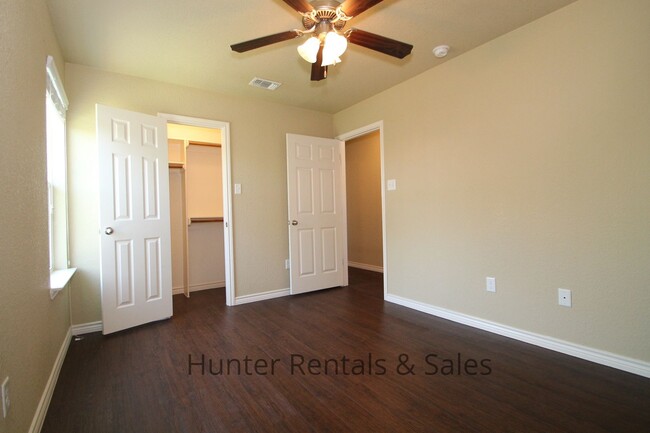 Building Photo - Spacious Two-Bedroom!