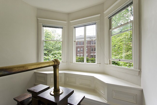 Building Photo - 604 West Galer Street - 2 bedrooms