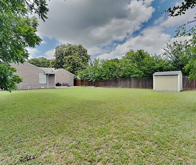 Building Photo - Cook, Entertain, Relax—Welcome Home to Westcliff!