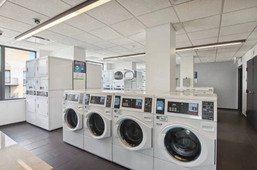 Building Photo - 70 W Huron St