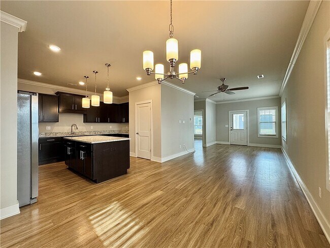 Building Photo - 707 NE Hts Ln