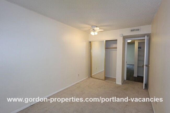 Building Photo - $1,395.00 - NE Fremont St - 2 bedroom cond...