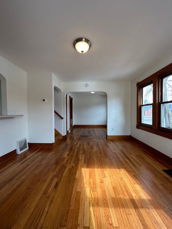 Building Photo - Beautiful 2 Bedroom 2 Bathroom House