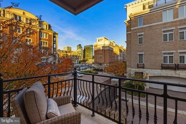 Building Photo - 900 Valencia Ct