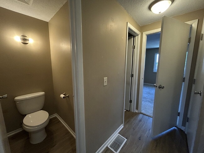 Building Photo - Charming 2-Bed Condo Retreat with 1.5 Baths in Prime Greenwood Location – 1088 Sq Ft of Comfort!