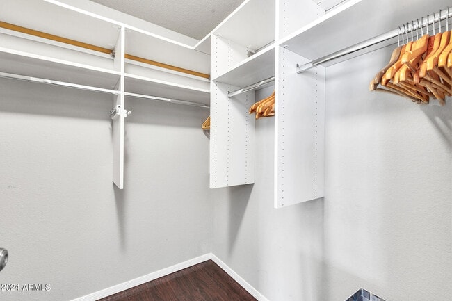 Building Photo - 8889 E Meadow Hill Dr