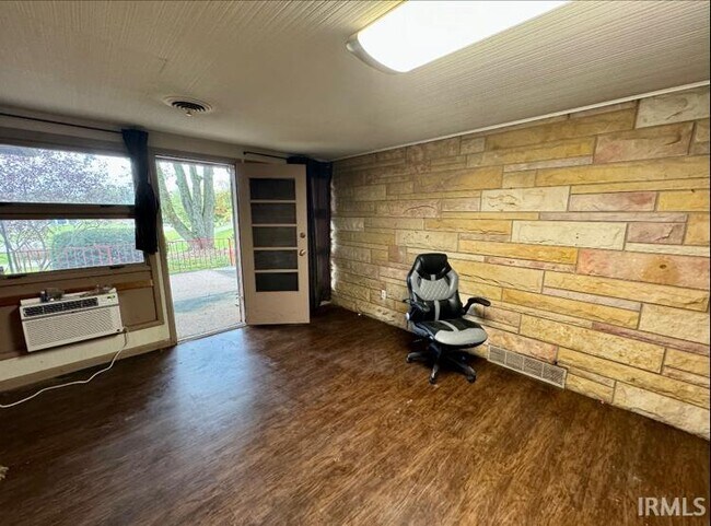 Building Photo - 200 E Glendora Dr