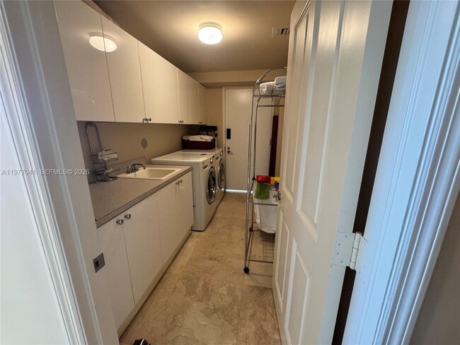 Building Photo - 17875 Collins Ave