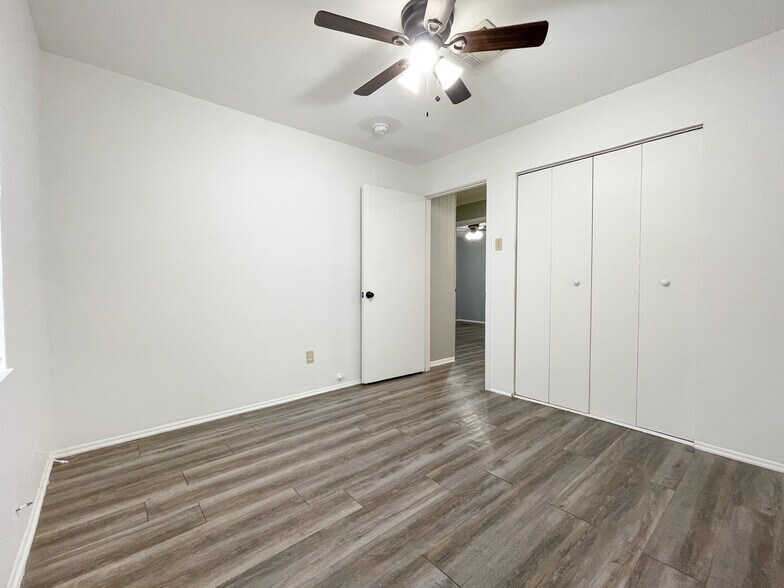 Building Photo - 1118 La Porte Dr