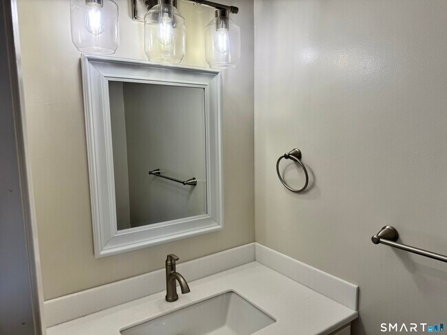 Building Photo - 11 Hilltop Dr