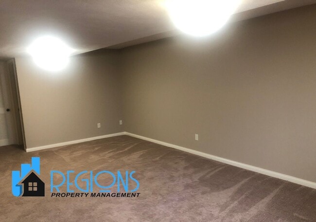Building Photo - Beautiful 5BR 3.5 bathroom house in North East Normal. Large fenced in back yard.