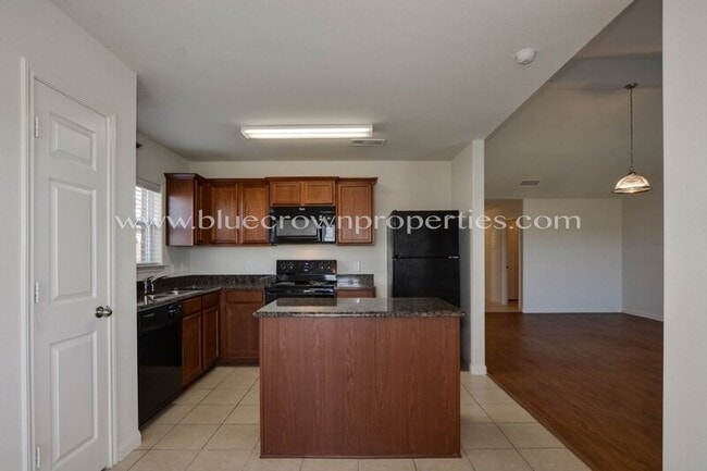 Building Photo - 2221 Meadow Dr