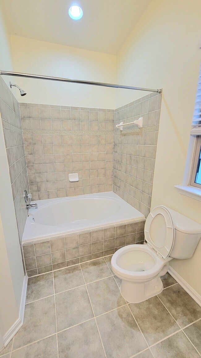 Building Photo - 18 S High St