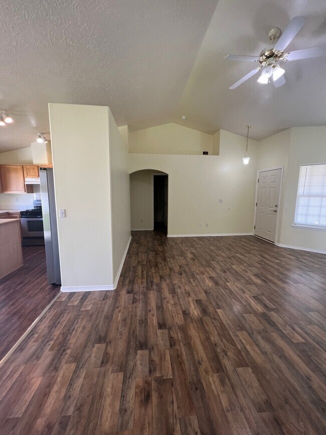 Building Photo - 3 Bed 2 Bath House in Nampa!