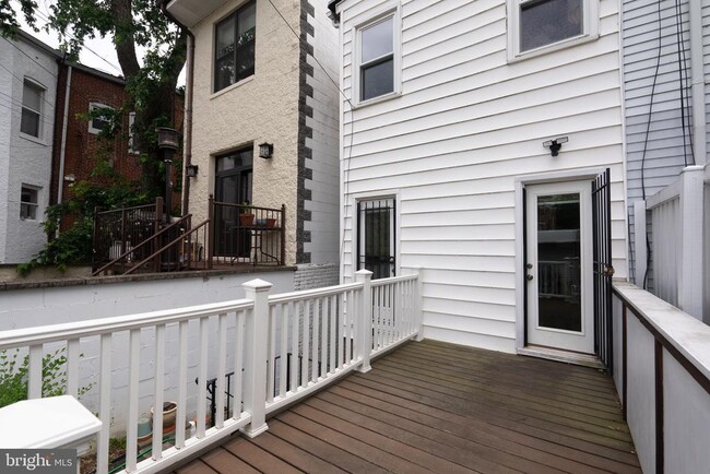 Building Photo - 1126 G St NE