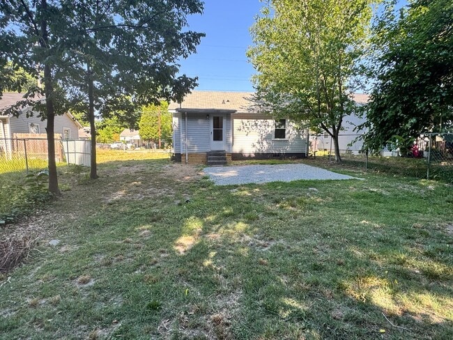Building Photo - 2 Bedroom, 1 Bathroom House in High Point!
