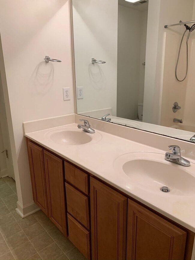 Building Photo - 205 Clusters Cir