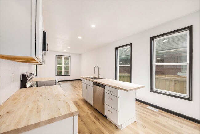 Building Photo - Remodeled 3 Bedroom 2 Bathroom Home!