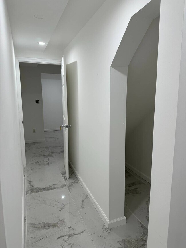 Building Photo - 996 Halsey St