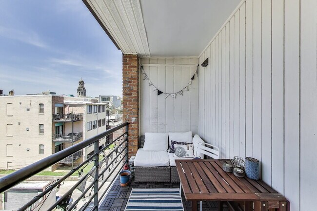 Building Photo - Spacious 2BR with Private Deck & Stunning Views – Available July 1!