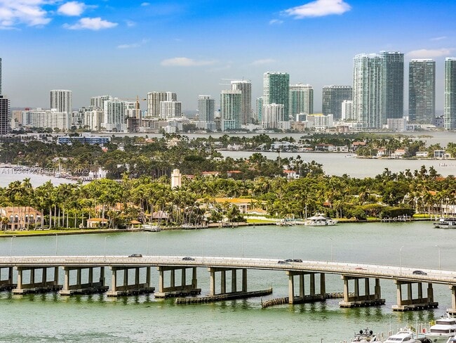 Building Photo - 800 South Pointe Dr