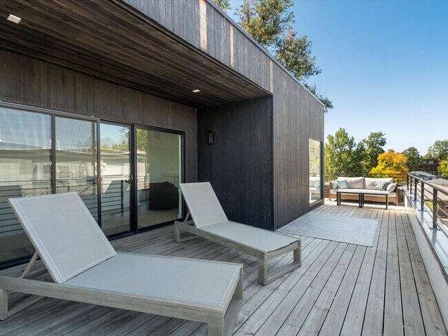 Building Photo - Luxury 3-Bed, 3.5-Bath Denver Home with Ro...