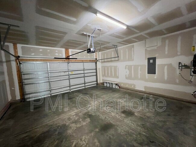 Building Photo - 1135 Overlake Dr