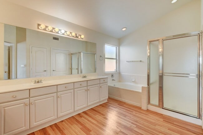 Building Photo - Beautiful Ranch Style Single Story w/Pool & View of the Las Vegas Strip