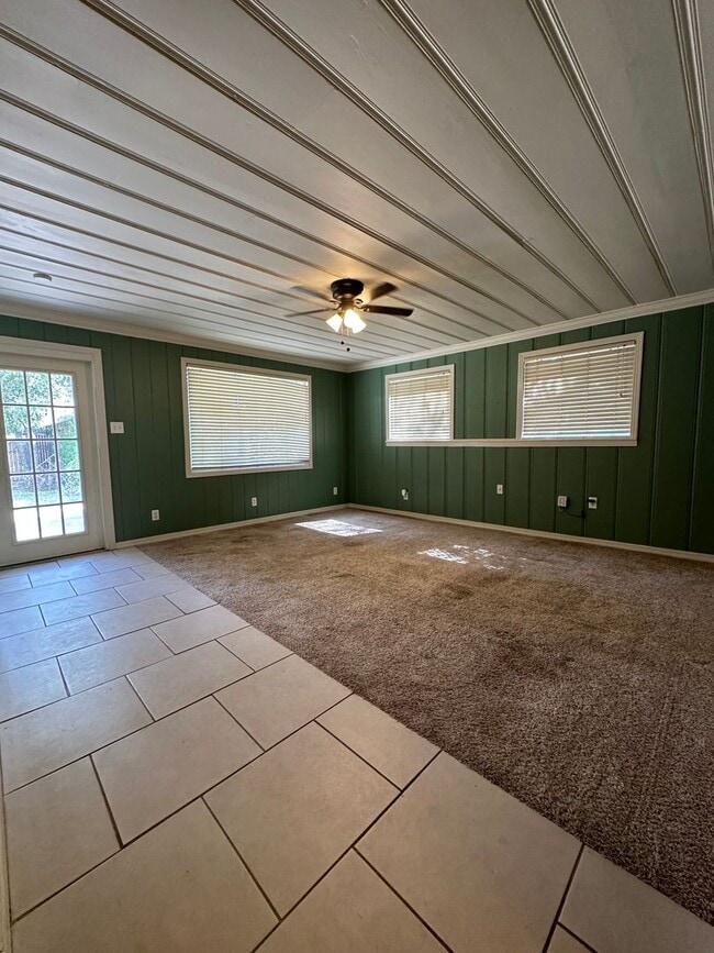 Building Photo - Charming 2bedroom could use one of the roo...