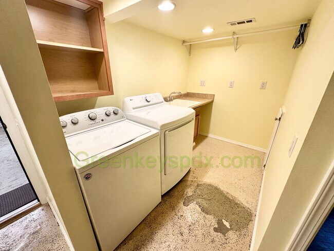Building Photo - 3-Bedroom, 2-Bathroom House with Attached Garage and Workshop Near Belmont and SE 45th