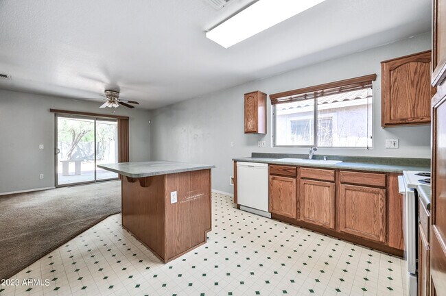 Building Photo - 808 W Roeser Rd