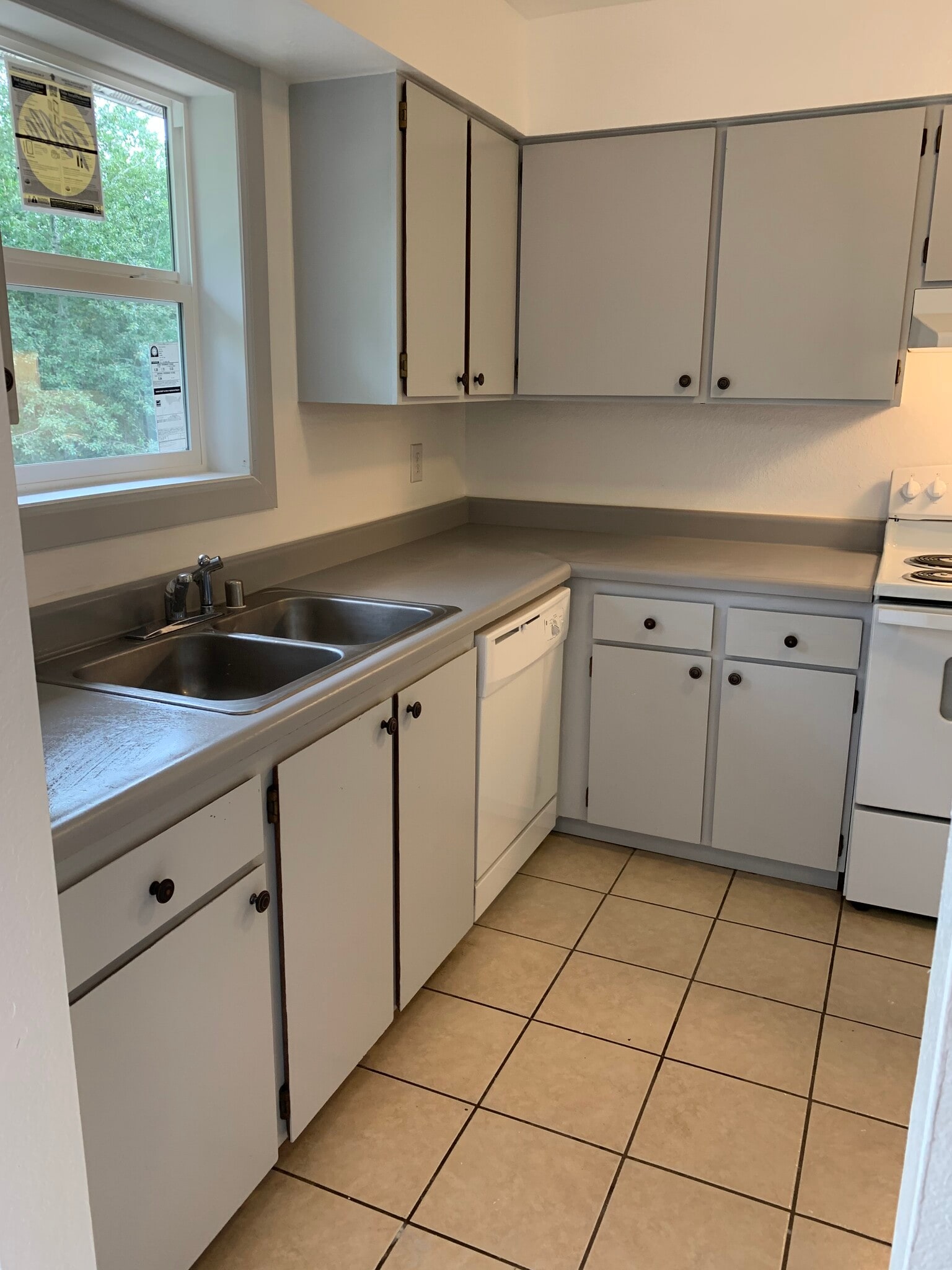 Kitchen w/brand new appliances - 2260 W Melanie Ave