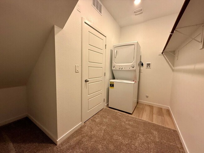 Building Photo - 4 BED 3.5 BATH 2 CAR GARAGE HOME w/ LOFT, ...