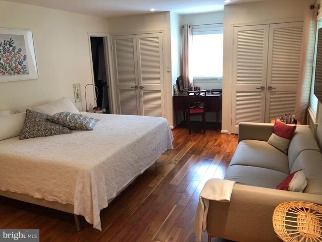 Building Photo - 10309 Bells Mill Terrace