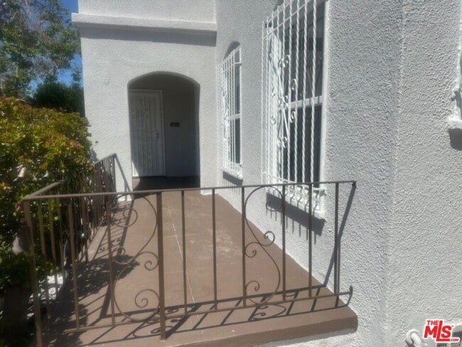 Building Photo - 5850 Arlington Ave