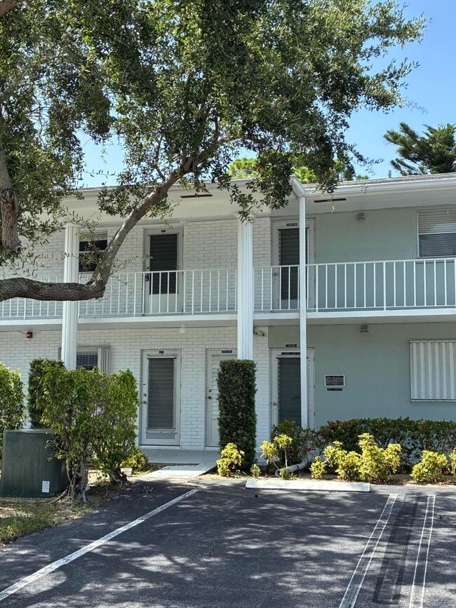 Building Photo - 2600 SW 22nd Ave