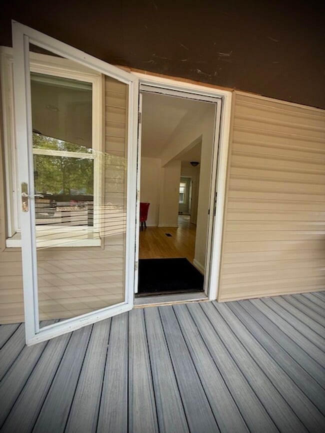 Building Photo - Updated, spacious 1 bedroom 1 bath located...