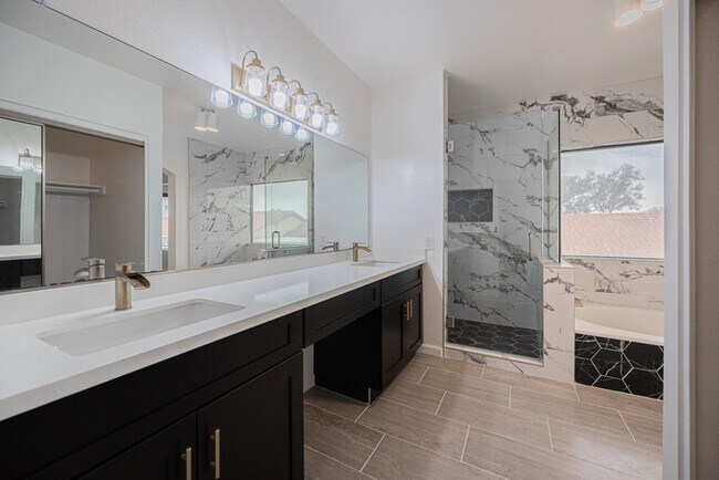 Building Photo - 11121 W Sunflower Pl