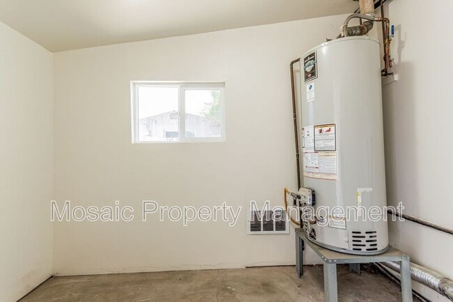 Building Photo - 104 E La Jolla Dr