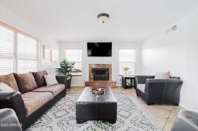 Building Photo - 1431 E Century Ave