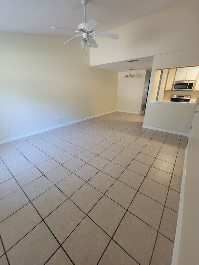 Building Photo - 3 BR/ 2BA Townhome located in