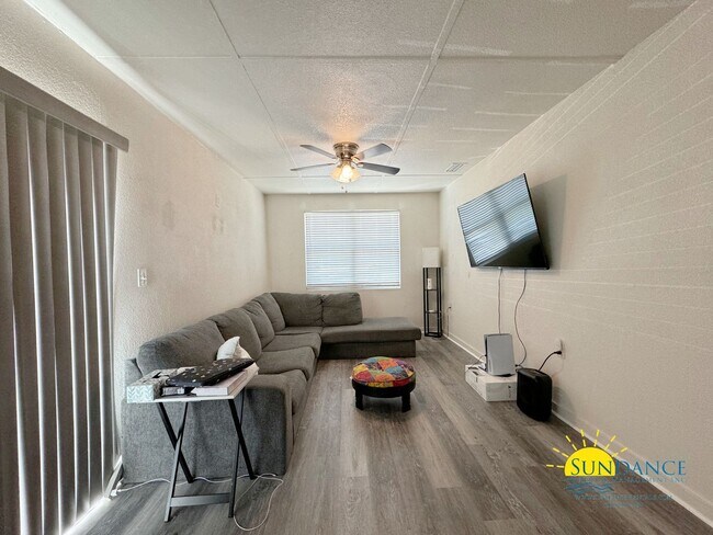 Building Photo - 3 Bedroom with Bonus living room!