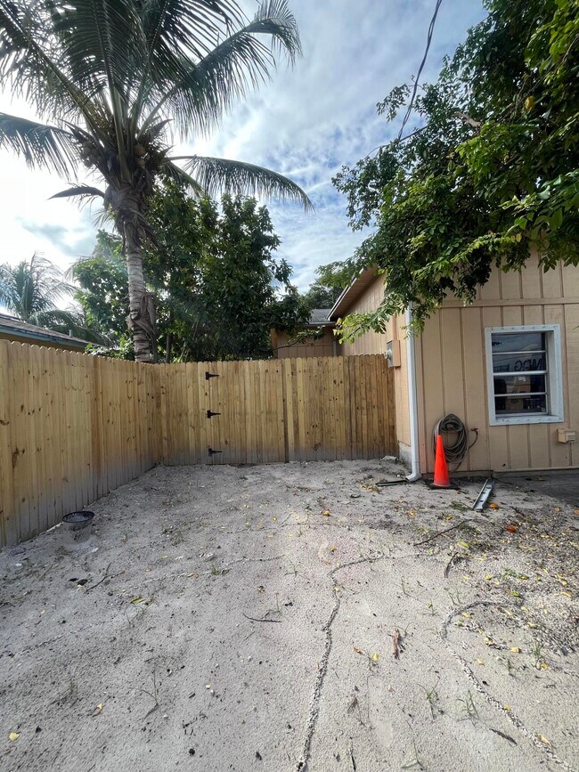 Building Photo - 4588 Old Okeechobee Rd