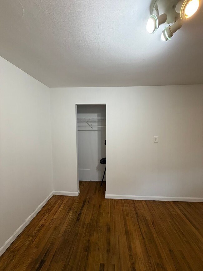 Building Photo - Modern JC Rental Near ETSU + JCMC — Pet Fr...