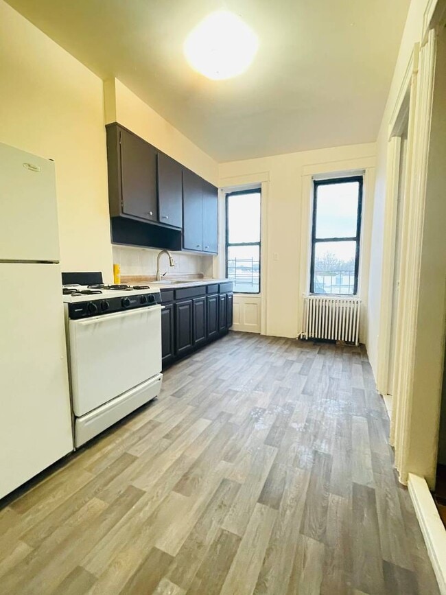 Building Photo - 71-06 65th Pl