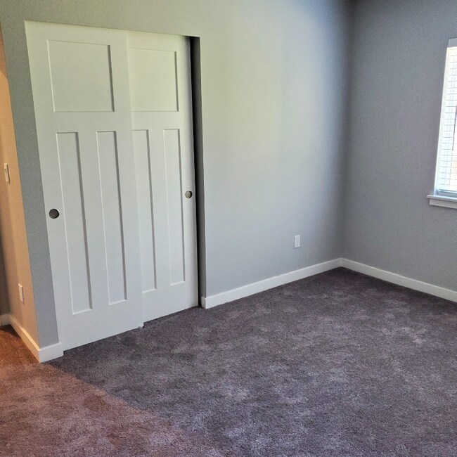 Building Photo - 9229 Kenwood Dr SW